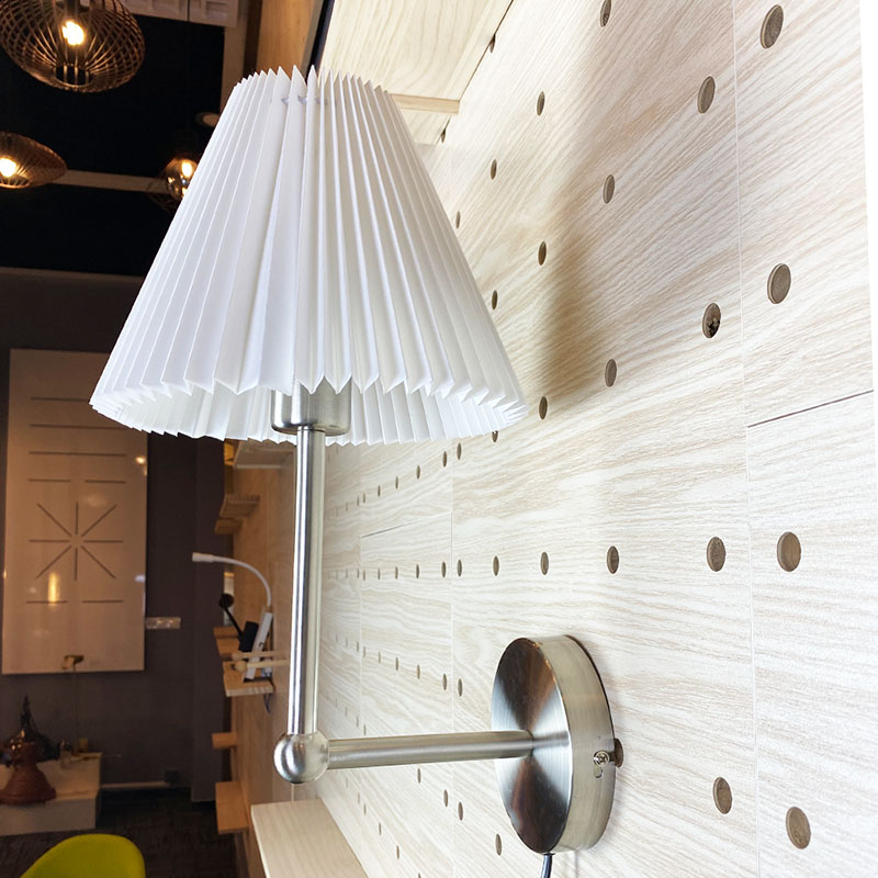 Stappen voor het installeren van de wandlamp met stoffen stoffen bekleding