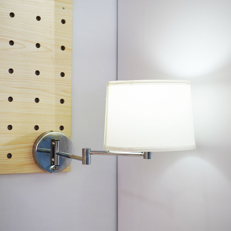 Oude vakmanschap verlicht de trendy nacht en smeedde ijzeren wandlamp stilletjes 